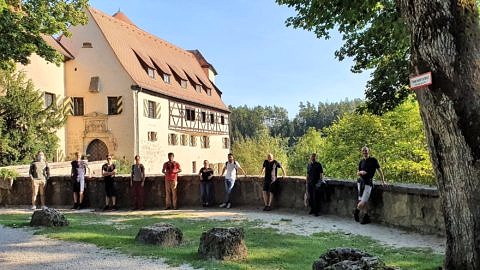 Members of GRK 2423 FRASCAL in front of Burg Rabenstein (Image: A. Dakkouri-Baldauf)